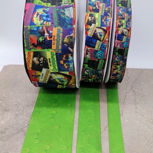Puede incluir: Tres rollos de cinta verde y blanca con estampado de Goosebumps. La cinta presenta imágenes de las portadas de los libros de Goosebumps.