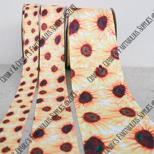 Peut inclure: Trois rouleaux de ruban jaune et blanc avec un imprimé de tournesol. Le ruban est disponible en trois largeurs différentes.
