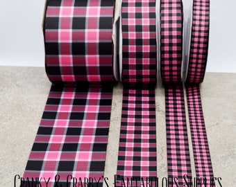 Puede incluir: Cuatro rollos de cinta de cuadros rosa y negro. La cinta está disponible en cuatro anchos diferentes.
