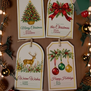 Pode incluir: Quatro etiquetas de presente retangulares com topos arredondados e bordas douradas. Os designs incluem uma árvore de Natal, um laço vermelho com azevinho, um veado na vegetação e três enfeites pendurados. Textos: Merry Christmas, this Christmas, Warm Wishes, Happy Holidays.