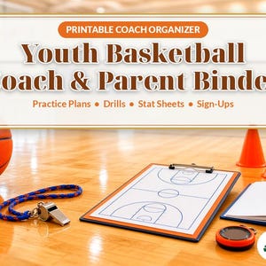 Op de afbeelding: Een printbare coach-organizer getiteld Youth Basketball Coach & Parent Binder met de tekst Practice Plans, Drills, Stat Sheets, Sign-Ups. Bevat een basketbal, fluitje, klembord met velddiagram, pionnen, waterfles en een open notitieboek.