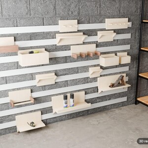 Puede incluir: Un sistema de almacenamiento modular de pared con listones horizontales blancos sobre una pared de ladrillo gris. Incluye varios estantes, cajas y ganchos de madera clara para organizar herramientas. El texto dice 3D render of plan.