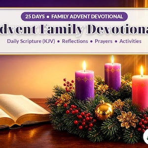 Puede incluir: Un libro abierto se encuentra junto a una corona de Adviento con tres velas moradas, una vela rosa, bayas rojas y adornos dorados. El letrero superior dice 25 DAYS FAMILY ADVENT DEVOTIONAL, Daily Scripture (KJV), Reflections, Prayers, Activities.
