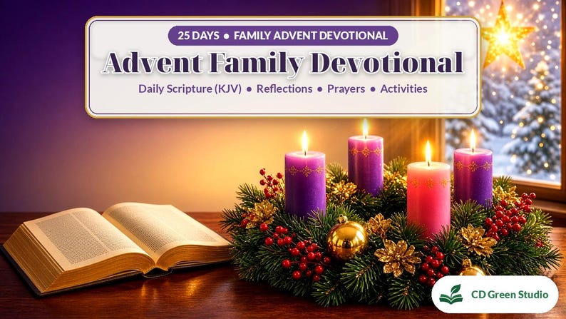 Puede incluir: Un libro abierto se encuentra junto a una corona de Adviento con tres velas moradas, una vela rosa, bayas rojas y adornos dorados. El letrero superior dice 25 DAYS FAMILY ADVENT DEVOTIONAL, Daily Scripture (KJV), Reflections, Prayers, Activities.