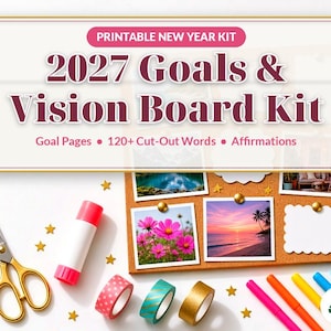 Op de afbeelding: Een printbare 2027 Goals & Vision Board Kit met doelpagina's, 120+ uitknipwoorden en affirmaties. Bevat een gouden schaar, een lijmstift, drie rollen patroontape, kleurrijke stiften en een prikbord met foto's.