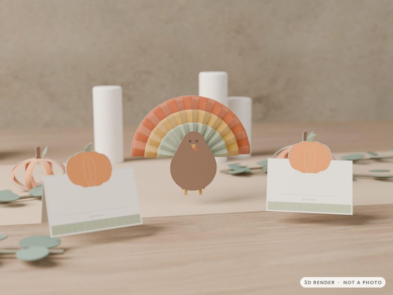 K&ouml;nnte beinhalten: Eine 3D-gerenderte Truthahnfigur mit einem f&auml;cherf&ouml;rmigen Schwanz in gedecktem Orange, Gelb und Gr&uuml;n, platziert zwischen zwei wei&szlig;en rechteckigen Platzkarten mit orangefarbenen K&uuml;rbisillustrationen und gr&uuml;nen Streifen.