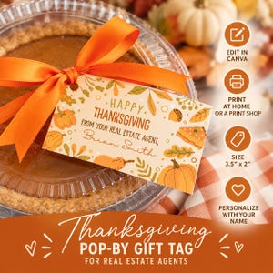 Peut inclure: Une étiquette cadeau rectangulaire attachée avec un ruban orange à une tarte dans un récipient transparent. L'étiquette présente des feuilles d'automne, des citrouilles et une part de tarte avec le texte : Happy Thanksgiving from your real estate agent, Brian Smith.