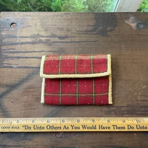 Precio de venta de Año Nuevo Cartera antigua de lana escocesa que mide 5 X 3 1/2 pulgadas cuando está cerrada, maravillosa tela chintz antigua en el interior