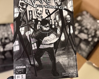 Pode incluir: Uma banda desenhada a preto e branco intitulada Jake The Wonder Kid #1. A capa apresenta uma figura central a segurar um bebé e uma cruz grande, rodeada por figuras altas, finas e sombrias com rostos sorridentes na cidade.