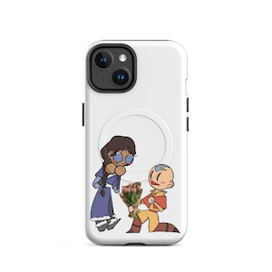Könnte beinhalten: Eine weiße Smartphone-Hülle mit einer Cartoon-Illustration einer Figur mit dunklem Zopf in blauem Outfit, die vor einer kahlköpfigen Figur in gelber und roter Kleidung steht, welche kniet und einen Strauß rosa Blumen überreicht.