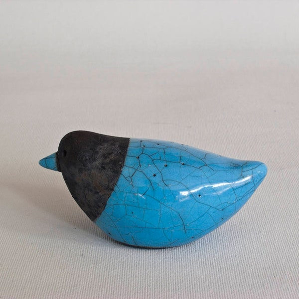 Oiseau en céramique, sculpté à la main, bleu clair, noir fumé, Raku Fired, One Of A Kind, Fine Art Home Decor, Elegant Art Gift, (ga.1).