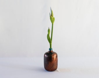 Vaso a fiore singolo, ceramica fatta a mano, fuoco Raku, nero bronzo, blu turchese, affumicato screpolato, decorazioni per la casa d'arte, unico nel suo genere.