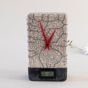 Horloge tendance, céramique faite main, blanc antique craquelé, noir fumé, horloge de bureau en raku, unique en son genre, cadeau élégant, décoration d&#39;art artistique.
