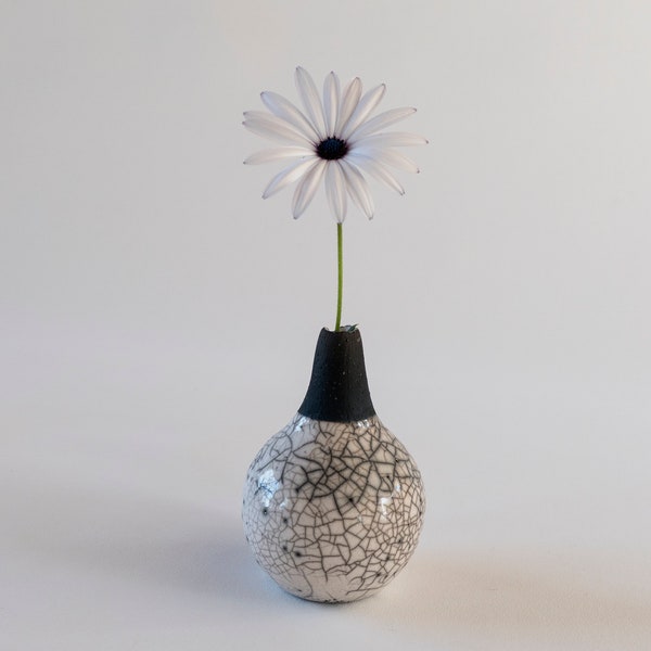 Vase une fleur, céramique faite main, cuisson raku, blanc antique craquelé, fumé noir, vase beaux-arts, unique en son genre, cadeau d'art élégant.