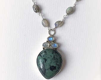 Handcrafted rosary style necklace with Labradorite. Pendant with Serpentine & Moonstone pendant. One-of-a-kind. Free shipping in Norway.
