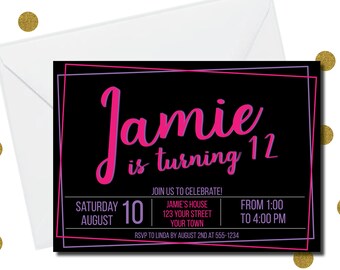 Puede incluir: Una invitación de fiesta de cumpleaños en blanco y negro con texto rosa. La invitación dice "Jamie cumple 12 años" e incluye detalles sobre la fiesta, como la fecha, la hora y el lugar. También se incluye información sobre la confirmación de asistencia.