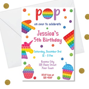 Pode incluir: Um convite colorido para uma festa de aniversário de 5 anos com um tema pop it. O convite apresenta um unicórnio pop it arco-íris, um cupcake pop it, uma bebida pop it e o texto "Pop on over to celebrate Jessica's 5th Birthday".