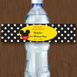 Pu&ograve; includere: Etichetta per bottiglia d'acqua a pois neri e bianchi con un ovale giallo che presenta una testa di Topolino dei cartoni animati e il testo "Thank You For Celebrating With Us! Benjamin's 2nd Birthday Party May 2, 20XX".