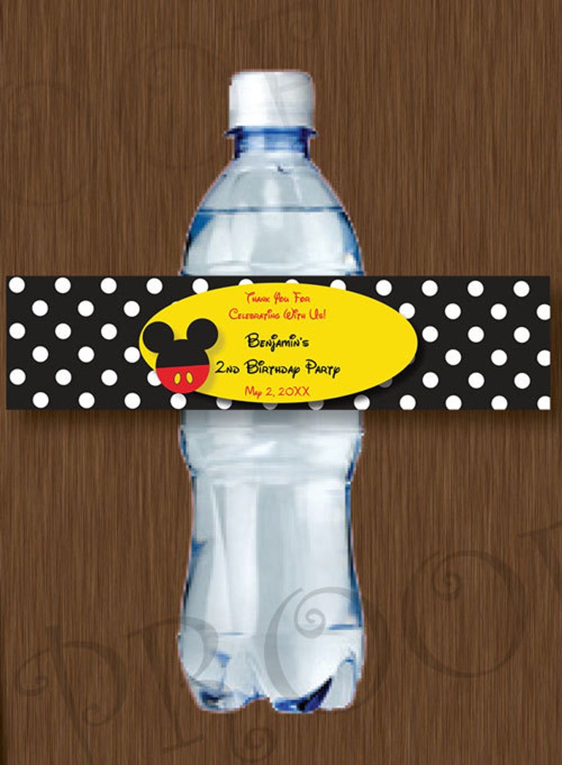 Pu&ograve; includere: Etichetta per bottiglia d'acqua a pois neri e bianchi con un ovale giallo che presenta una testa di Topolino dei cartoni animati e il testo "Thank You For Celebrating With Us! Benjamin's 2nd Birthday Party May 2, 20XX".