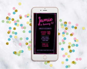 Puede incluir: Una invitación digital en la pantalla de un teléfono inteligente con un borde de neón rosa y morado. La invitación es para la fiesta de cumpleaños número 12 de Jamie, el sábado 10 de agosto. La fiesta se llevará a cabo en la casa de Jamie de 1:00 PM a 4:00 PM. RSVP a Linda antes del 2 de agosto al 555-1234.