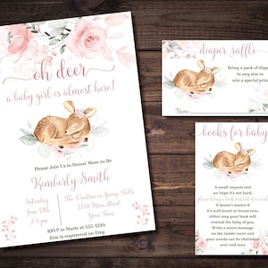 Könnte beinhalten: Eine Babyparty-Einladung mit einem rosa und grünen Blumendesign. Die Einladung lautet "oh deer, a baby girl is almost here!" und enthält Details zur Veranstaltung, einschließlich Datum, Uhrzeit und Ort. Die Einladung enthält auch eine Windeltombola und eine Bitte um Bücher für das Baby.