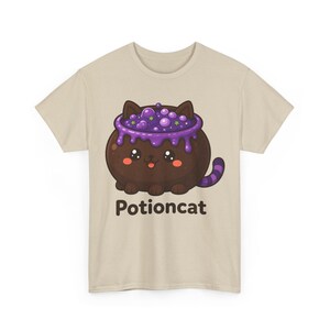 T-shirt met heksenkat voor Halloween, schattig T-shirt met heksenkat, kawaii T-shirt met heksenketel en toverdrank, unisex heksenachtig cadeau afbeelding 2