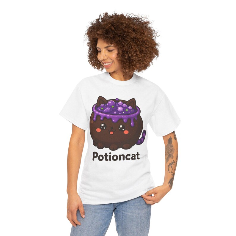 T-shirt met heksenkat voor Halloween, schattig T-shirt met heksenkat, kawaii T-shirt met heksenketel en toverdrank, unisex heksenachtig cadeau afbeelding 7