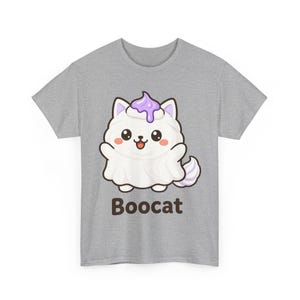 Op de afbeelding: Een grijs gemêleerd t-shirt met een afbeelding van een witte kat verkleed als spook met een paarse toef glazuur op het hoofd. De kat heeft grote zwarte ogen, roze wangen en een klein mondje. De tekst Boocat staat in donkerbruin eronder.