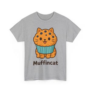 Blueberry Muffin Cat T-Shirt, Cottagecore Muffin Shirt, Baker Gift, Cute Foodie Cat Tee, Cat Lover Gift, Unisex Bakery Cat Shirt, Muffincat Bild 3