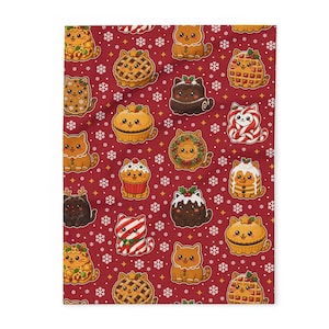 Couverture de Noël pour chats, adorables chats confectionnés à partir de gâteaux de Noël, plaid en polaire rouge, cadeau festif pour les amoureux des chats, couverture douillette pour canapé, imprimée au Royaume-Uni image 1