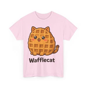 Camiseta de gato gofre, divertida camiseta de gato para el desayuno, regalo para amantes del brunch, linda camiseta de gato para amantes de la comida, regalo para amantes de los gatos, camiseta unisex de gato de panadería, gato gofre imagen 1