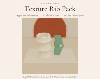 Puede incluir: Un producto digital titulado Cusp & Curves Texture Rib Pack con 10 costillas en 3 tamaños y 60 archivos STL para imprimir. La imagen muestra una maceta cilíndrica de color blanco roto con motas y una herramienta de costilla verde con un recorte circular.