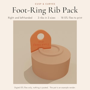 Könnte beinhalten: Ein digitales Produktpaket mit dem Titel Cusp & Curves Foot-Ring Rib Pack, das 18 STL-Dateien für den 3D-Druck enthält. Das Bild zeigt ein orangefarbenes Töpferwerkzeug mit einem kreisförmigen Loch an einem zylindrischen Tontopf.