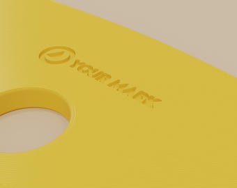 Puede incluir: Un objeto rectangular de color amarillo brillante con un recorte circular en el lado izquierdo. La superficie presenta un logotipo en relieve y el texto "YOUR MARK" en una fuente sans-serif. El material muestra finas líneas horizontales.
