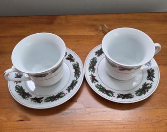 Juego de 2 tazas de té navideñas con acebo y bayas rojas.