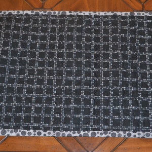 Tablerunner: Black with light and dark gray with geometric squares - Dot Trim