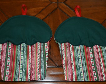 Christmas Cupcake Potholders: Holly Stripe with Dark Green Frosting