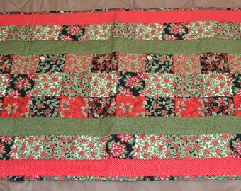 Christmas Tablerunner: Poinsettia & Holly Christmas