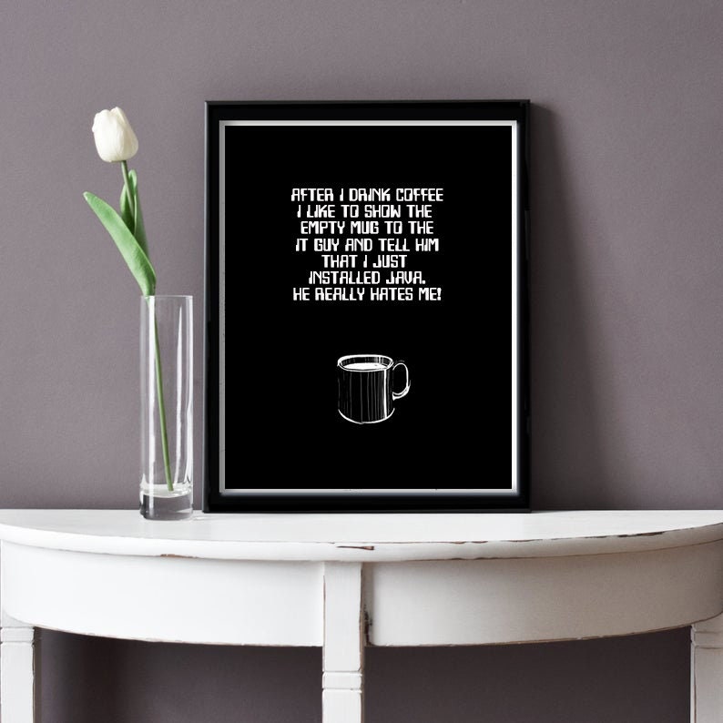 Op de afbeelding: Zwart-witte print met een humoristische quote over koffie en Java-programmeren. De quote luidt: "Na het drinken van koffie laat ik graag de lege mok zien aan de IT-er en vertel ik hem dat ik zojuist Java heb ge&iuml;nstalleerd. Hij haat me echt!"