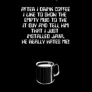 Op de afbeelding: Een zwart-witte illustratie van een koffiemok met de tekst "AFTER I DAINK COFFEE I LIKE TO SHOW THE EMPTY MUG TO THE IT GUY AND TELL HIM THAT I JUST INSTALLED JAVA. HE REALLY HATES ME!" en het websiteadres "www.ArtistEdge.ca" boven en onder in de afbeelding.