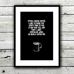 Op de afbeelding: Zwart-witte grafische print met een humoristische quote over koffie en Java-programmeren. De tekst luidt: "Na het drinken van koffie laat ik graag de lege mok zien aan de IT-man en vertel hem dat ik zojuist Java heb ge&iuml;nstalleerd. Hij haat me echt!"