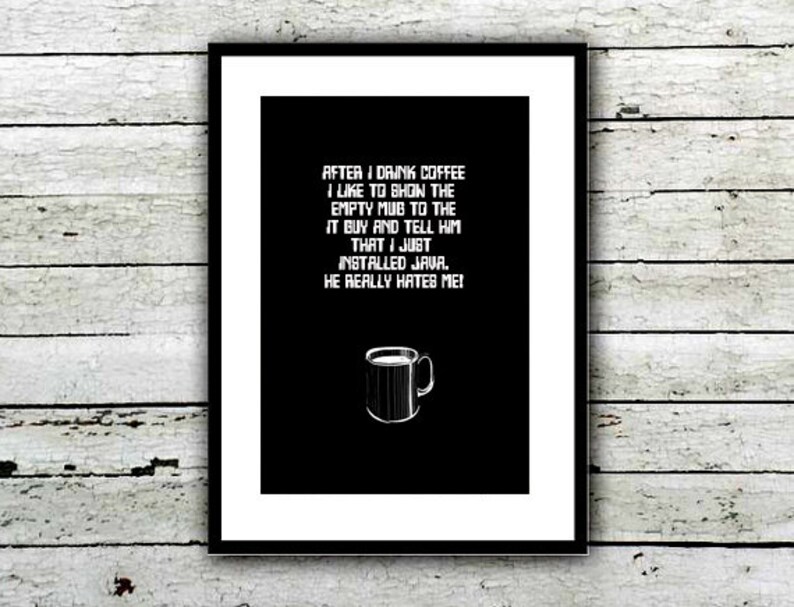 Op de afbeelding: Zwart-witte grafische print met een humoristische quote over koffie en Java-programmeren. De tekst luidt: "Na het drinken van koffie laat ik graag de lege mok zien aan de IT-man en vertel hem dat ik zojuist Java heb ge&iuml;nstalleerd. Hij haat me echt!"