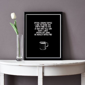 Peut inclure: Impression noir et blanc avec une citation humoristique sur le café et la programmation Java. La citation dit : "Après avoir bu du café, j'aime montrer la tasse vide au responsable informatique et lui dire que je viens d'installer Java. Il me déteste vraiment !"