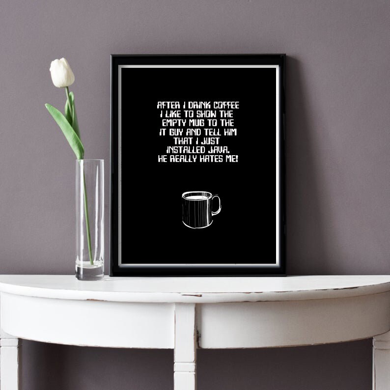 Op de afbeelding: Zwart-witte print met een humoristische quote over koffie en Java-programmeren. De quote luidt: "Na het drinken van koffie laat ik graag de lege mok zien aan de IT-er en vertel ik hem dat ik zojuist Java heb ge&iuml;nstalleerd. Hij haat me echt!"