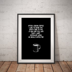 Op de afbeelding: Zwart-witte printbare poster met een humoristische quote over koffie en Java-programmeren. De quote luidt: "Na het drinken van koffie laat ik graag de lege mok zien aan de IT-er en vertel ik hem dat ik zojuist Java heb ge&iuml;nstalleerd. Hij haat me echt!"