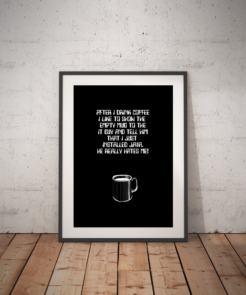Op de afbeelding: Zwart-witte printbare poster met een humoristische quote over koffie en Java-programmeren. De quote luidt: "Na het drinken van koffie laat ik graag de lege mok zien aan de IT-er en vertel ik hem dat ik zojuist Java heb ge&iuml;nstalleerd. Hij haat me echt!"