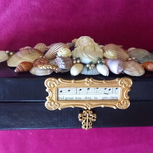 Den sista måltiden konstlåda: Vintage skalverksgrotta, bohemiskt collage