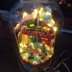 Poppenhuis. Miniatuur clowns circus carnaval leuk diorama met verlichting. Een prachtig uniek nachtlampje voor in de kinderkamer. Uniek in zijn soort