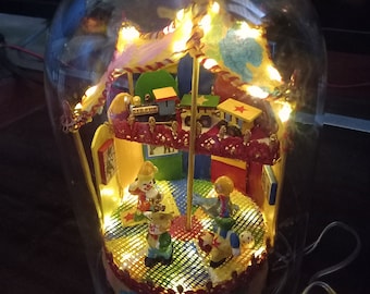 Diorama cyrku klauna ze światłami: Miniaturowa lampka nocna w wesołym miasteczku