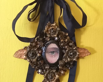 Lover's Eye-hanger met metalen rozen, glazen blaadjes en kristallen. Uniek, handgemaakt